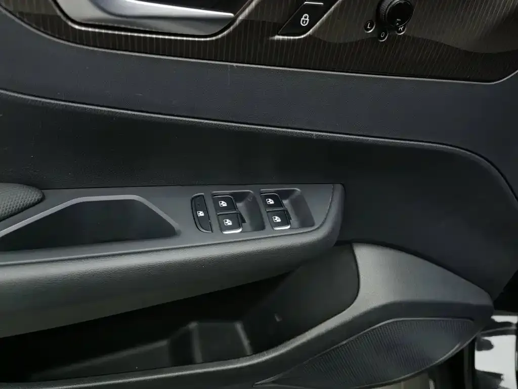 Hongqi Hongqi E-QM5 2022 431km Charging Enjoyment Edition — Фото автомобиля 9