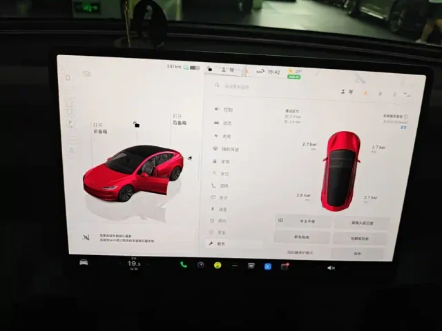 Tesla Model 3 — Фото автомобиля 12