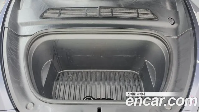 Tesla Model Y — Фото автомобиля 8