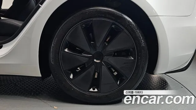 Tesla Model 3 — Фото автомобиля 20