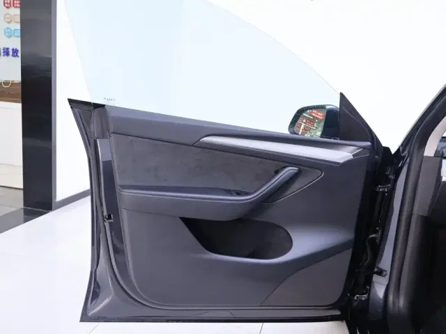 Tesla Model Y — Фото автомобиля 18