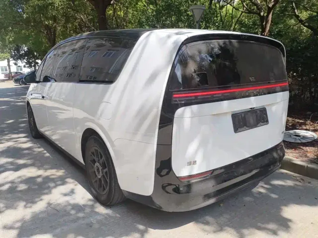 Li Auto MEGA — Фото автомобиля 4