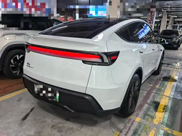 Tesla Model Y — Фото автомобиля 16