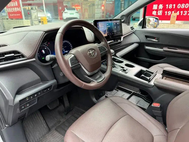 Toyota Sienna — Фото автомобиля 7
