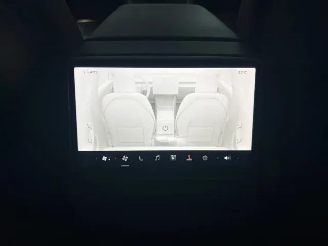 Tesla Model 3 — Фото автомобиля 12