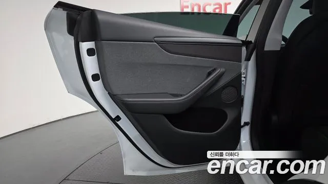 Tesla Model Y — Фото автомобиля 24