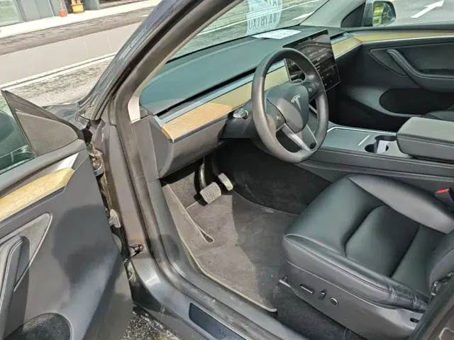 Tesla Model Y — Фото автомобиля 15