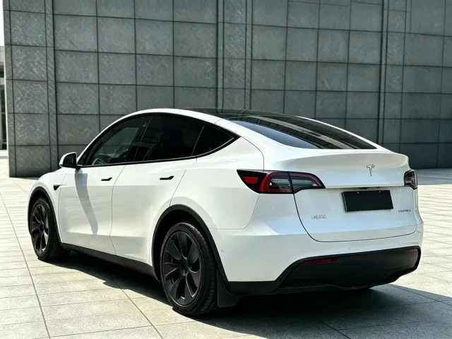 Tesla Model Y — Фото автомобиля 13