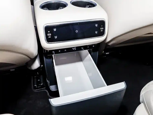 Li Auto L8 — Фото автомобиля 22
