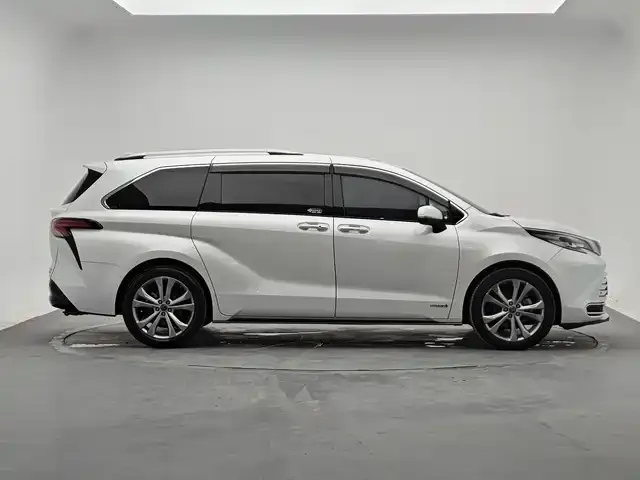 Toyota Sienna — Фото автомобиля 4