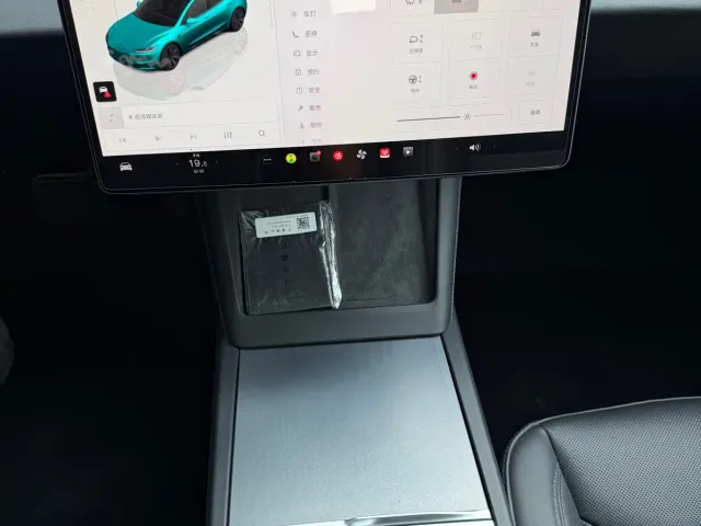 Tesla Model 3 — Фото автомобиля 6
