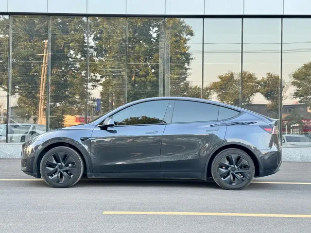 Tesla Model Y — Фото автомобиля 5