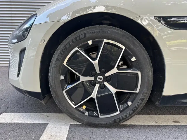 Xiaomi SU7 — Фото автомобиля 4