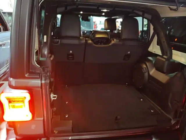 Jeep Wrangler — Фото автомобиля 18