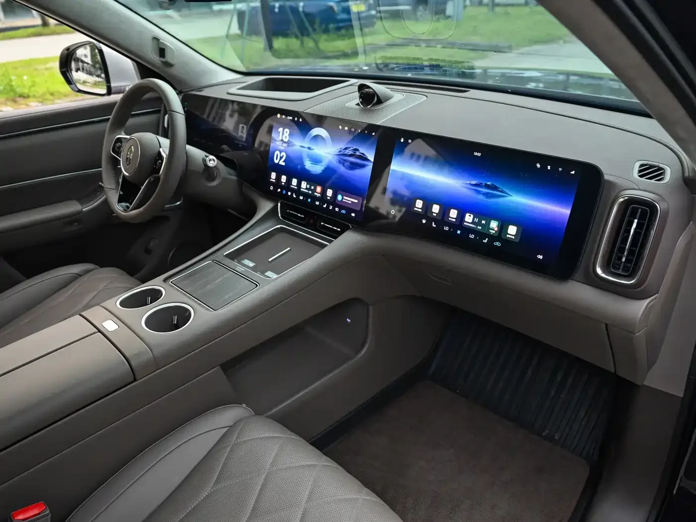 AITO Wenjie AITO M8 2025 Range Extender Max+ Edition 53.4kWh 5-seater — Фото автомобиля 19