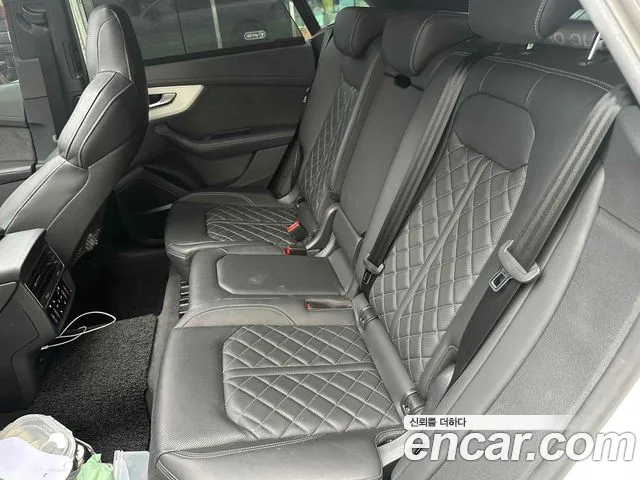 Audi Q8 55 TFSI quattro Premium — Фото автомобиля 13