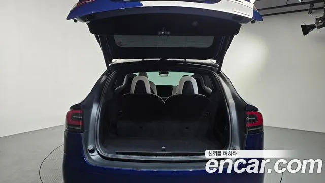 Tesla Model X — Фото автомобиля 22