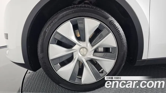 Tesla Model Y — Фото автомобиля 5