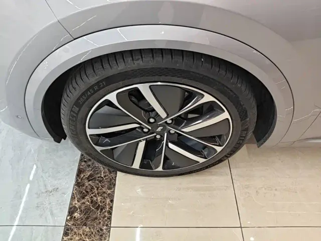 Li Auto L8 — Фото автомобиля 22