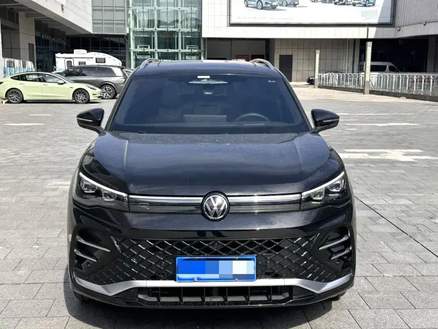 Volkswagen Tiguan L — Фото автомобиля 2