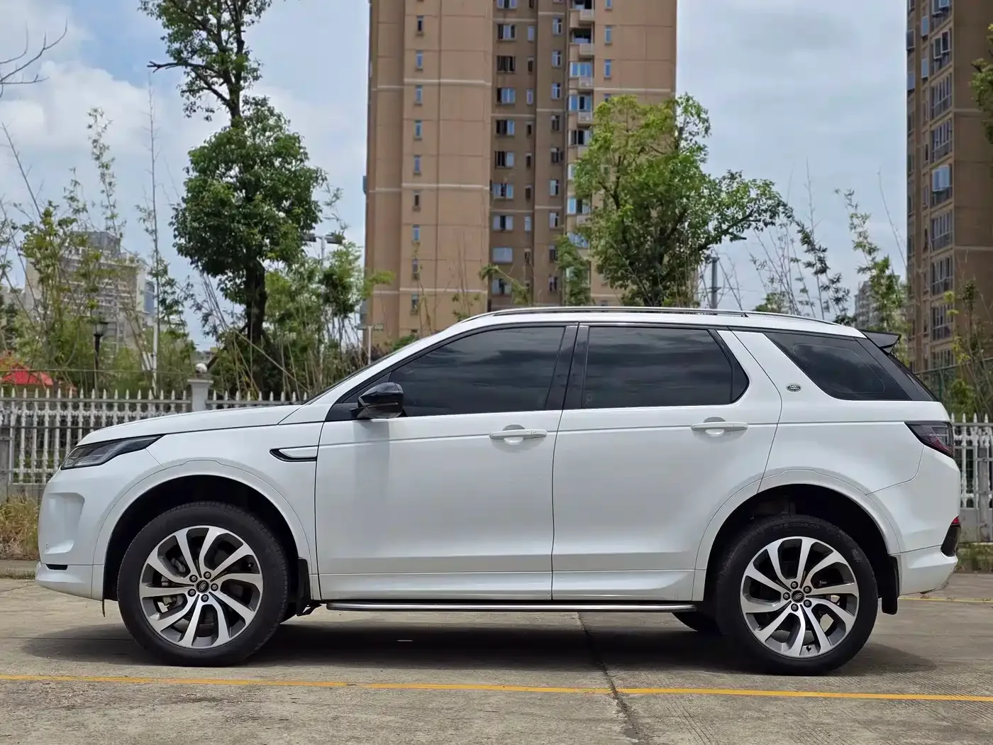 Land Rover Discovery Sport 2021 249PS R-Dynamic SE Performance Technology Edition 5-seater — Фото автомобиля 4