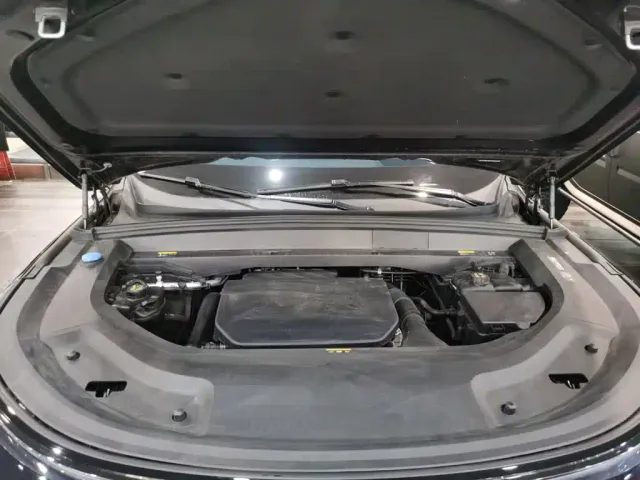Li Auto L8 — Фото автомобиля 16