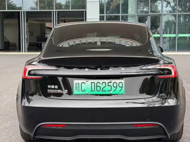 Tesla Model 3 — Фото автомобиля 10