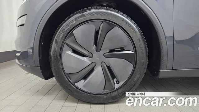 Tesla Model Y — Фото автомобиля 5