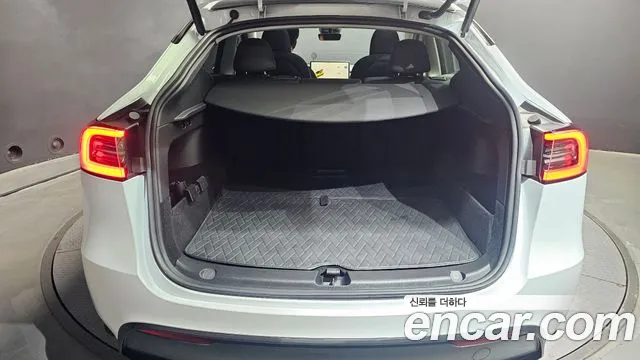 Tesla Model Y — Фото автомобиля 30