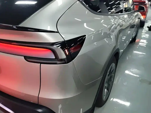 Tesla Model Y L — Фото автомобиля 23