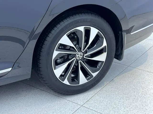 Volkswagen Passat — Фото автомобиля 2