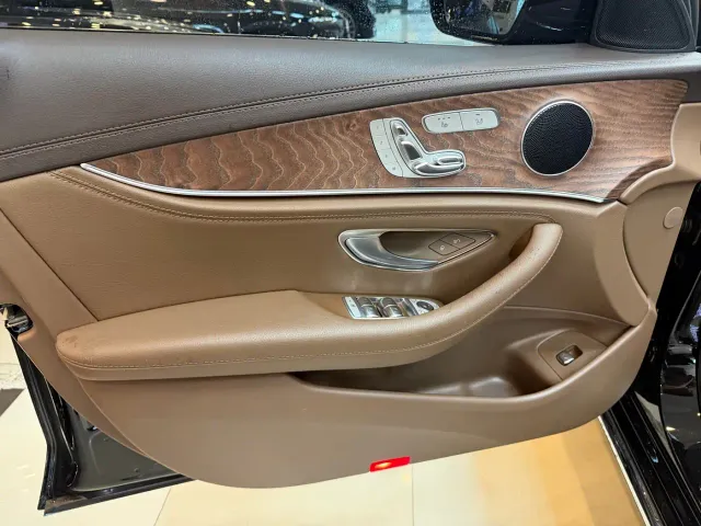 Mercedes-Benz E-Class — Фото автомобиля 4