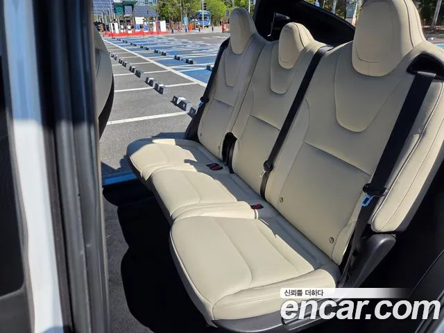Tesla Model X — Фото автомобиля 10