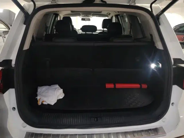 Roewe RX8 — Фото автомобиля 4