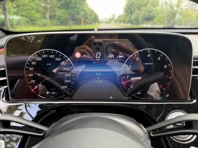 Mercedes-Benz E-Class — Фото автомобиля 20