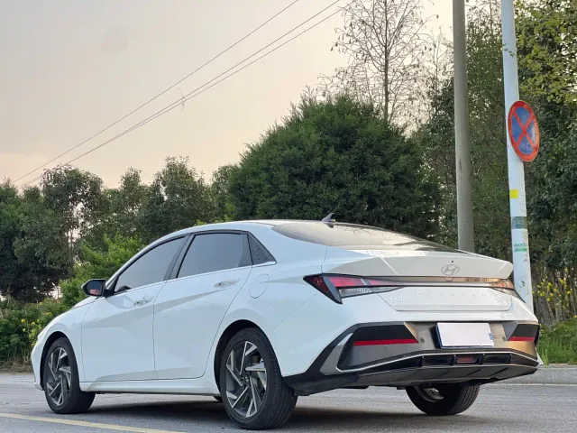 Hyundai Elantra — Фото автомобиля 5