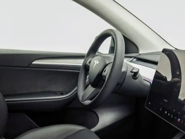 Tesla Model Y — Фото автомобиля 22