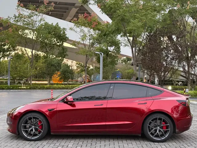 Tesla Model 3 — Фото автомобиля 4