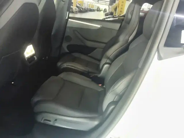Tesla Model Y L — Фото автомобиля 16