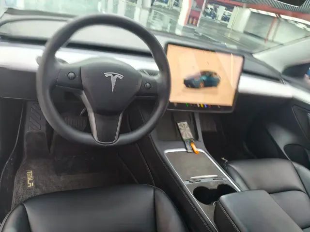 Tesla Model 3 — Фото автомобиля 4