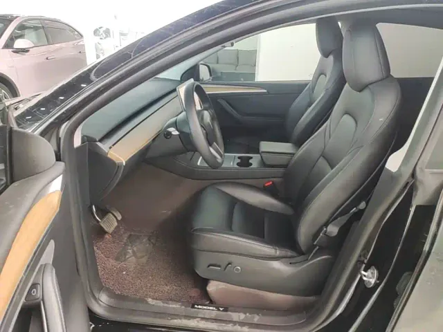 Tesla Model Y — Фото автомобиля 14
