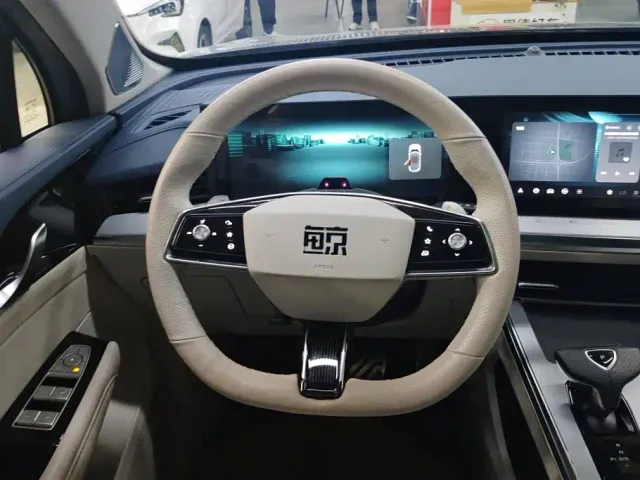 Roewe Whale — Фото автомобиля 15