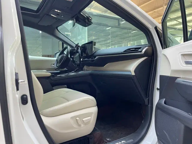 Toyota Sienna — Фото автомобиля 10