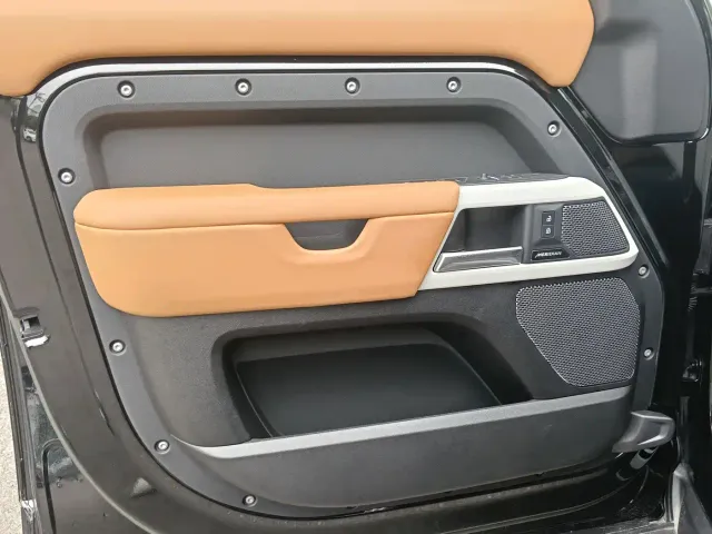 Land Rover Defender — Фото автомобиля 7
