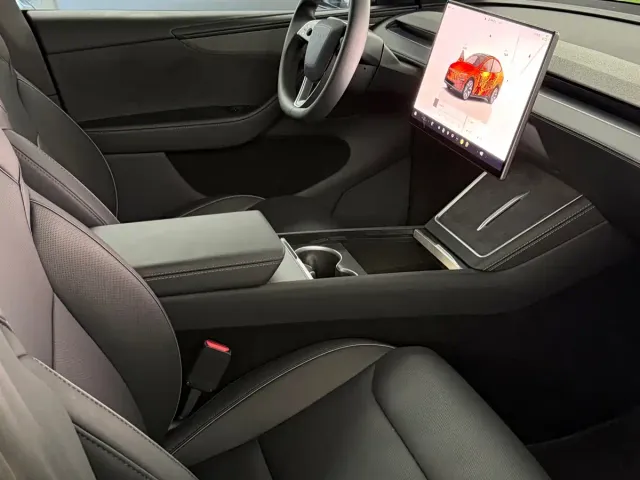 Tesla Model Y L — Фото автомобиля 7