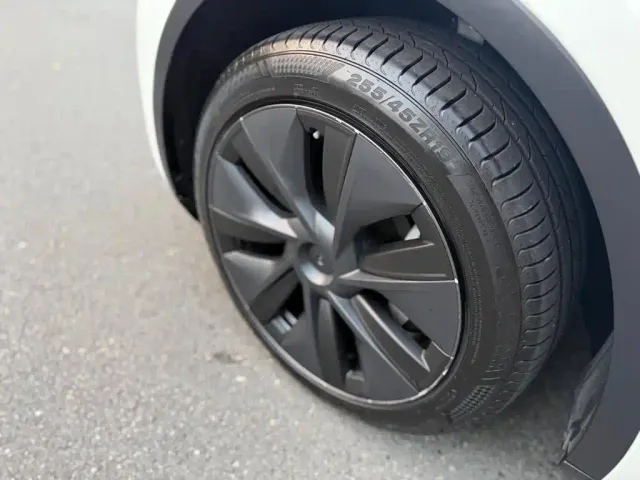 Tesla Model Y — Фото автомобиля 10