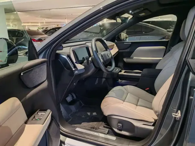 Volvo Volvo XC70 Plug-in Hybrid 2025 Standard — Фото автомобиля 8