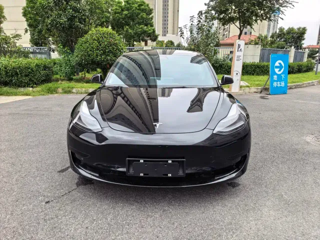 Tesla Model 3 — Фото автомобиля 2