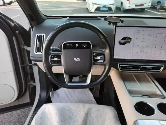 Li Auto L6 — Фото автомобиля 10