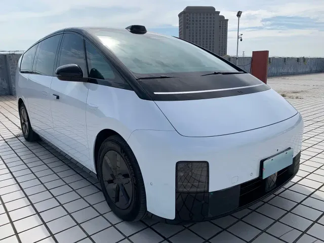 Li Auto MEGA — Фото автомобиля 3